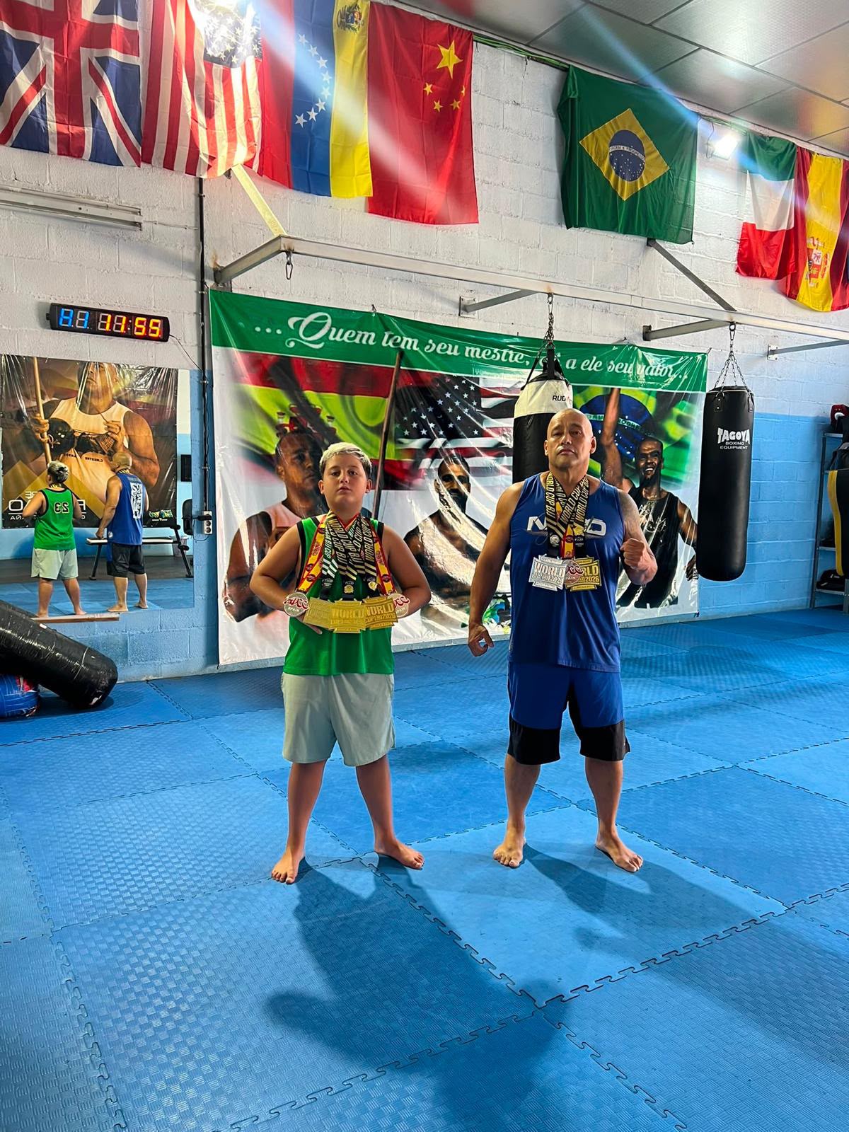 Alumnos de la academia con sus medallas en el tatami